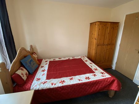 Room in a Shared House, Bishops Road, RG6 - Photo 4