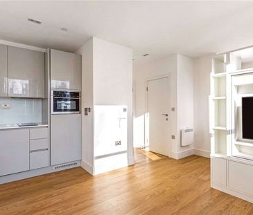 Superb centrally located studio apartment in the heart of Rickmansw... - Photo 1
