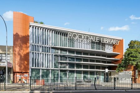 Jade Gardens: Heavenly Top Floor Chic Apartment With Light, Tree Top Views, Skylight, High Ceilings, Lift Access, Walk to Bayside, Train, Bus & Cafes - Photo 3