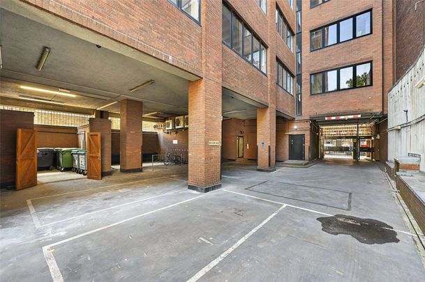 A well presented one bedroom apartment with a roof terrace in an absolutely superb location between Smithfield and Barbican. - Photo 1