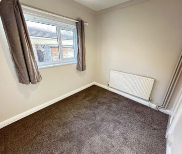 3 bedroom semi-detached bungalow to rent - Photo 6