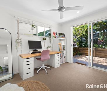 Spacious Ground-Floor Apartment with Private Courtyard & Entry - Photo 3