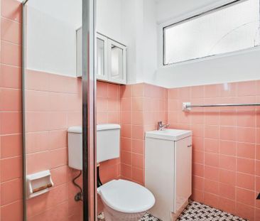 TOP FLOOR STUDIO APARTMENT IN PADDINGTON - Photo 4