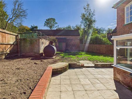 4 bedroom semi-detached house to rent - Photo 5
