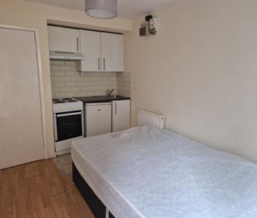 Studio to rent - Photo 1