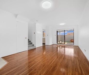 Townhouse with 3 bedrooms, 2 bathrooms & parking for 2 cars - Photo 2