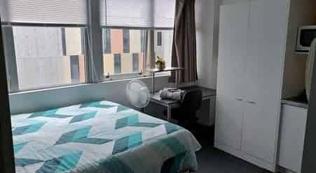 Queen size bed and pool - Photo 1