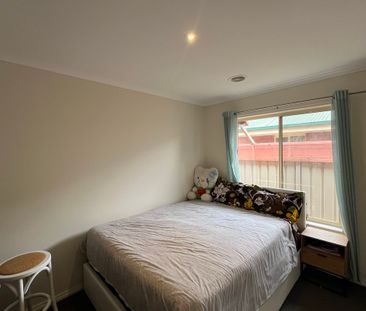 Modern 4-Bedroom Home with Multiple Living Areas - Photo 5