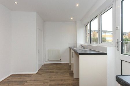 4 bedroom link detached house to rent - Photo 2