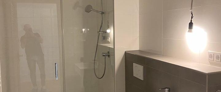 Neubau Erstbezug: Voll möblierte 1-Zimmer Wohnung mit EBK/Balkon - Photo 1