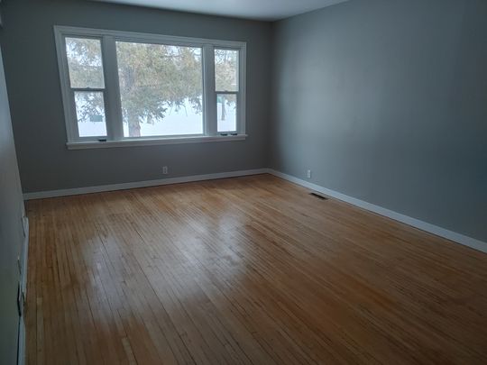 1352 CONNAUGHT 3 BEDROOM - Photo 1