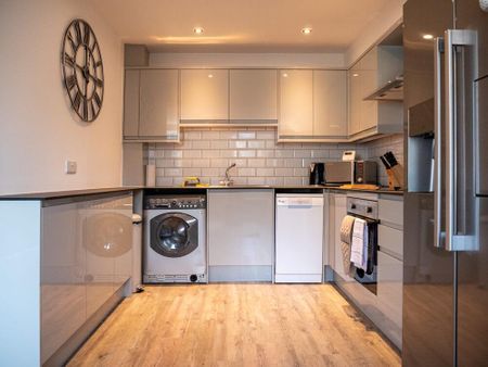 4 bedroom flat to rent - Photo 2
