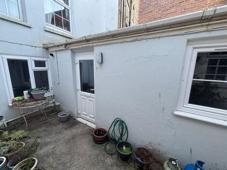 1 bedroom flat to rent - Photo 4