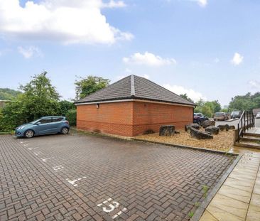 2 Bedroom Flat / Apartment - Garstons Way, Holybourne - Photo 5