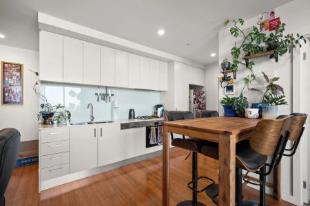 Skyline Serenity: Your Contemporary Oasis - Photo 4