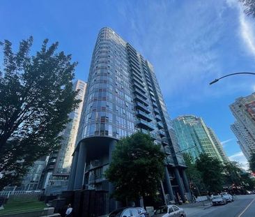 Apartment in high rise in Robson Street @ Great Location - Photo 1