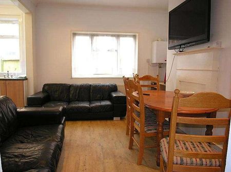 Bedroom Detached House In Winton, BH8 - Photo 3