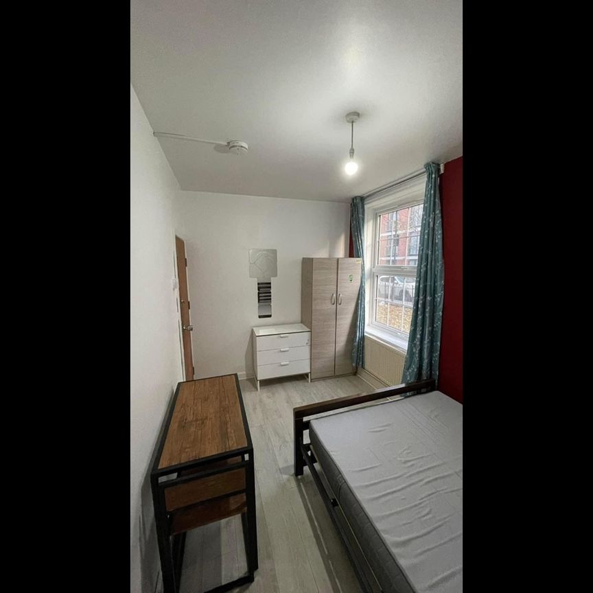 Room in a Shared Flat, Chicksand House, E1 - Photo 1