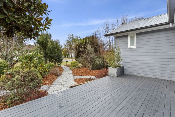 Modern Cottage Retreat in a Quiet Narrabundah Street - Photo 1