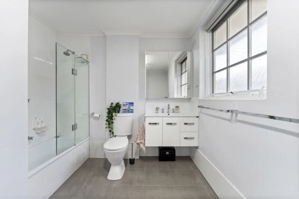 Bright & Spacious 1 bedroom! - Photo 1