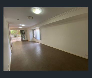 Spacious Townhouse with Ducted Air Conditioning - Photo 1