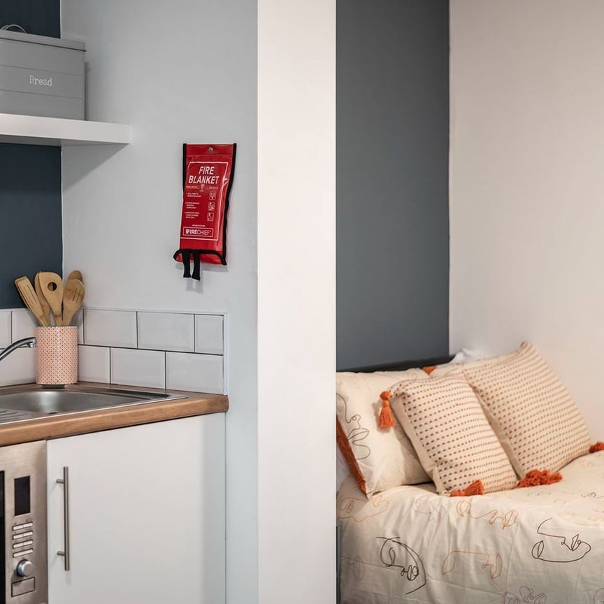 Studio Flat, St Cyprians, L7 - Photo 1