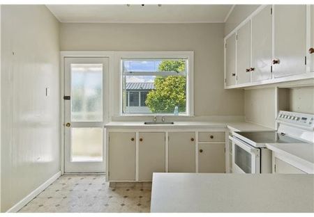 Large Character Four Bedroom Home – Ideal for Students. - Photo 4