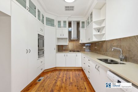 Spacious family home, with a rural aspect. So close to the CBD - Photo 5