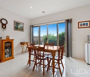 Charming three bedroom family home - Photo 2