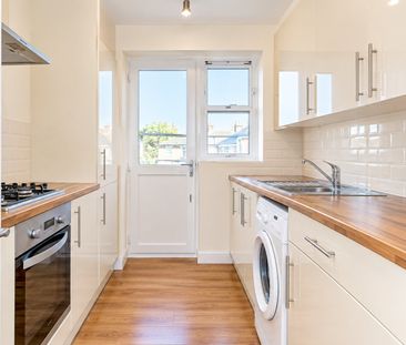 Flat to rent - Barnfield Gardens, London, SE18 - Photo 2
