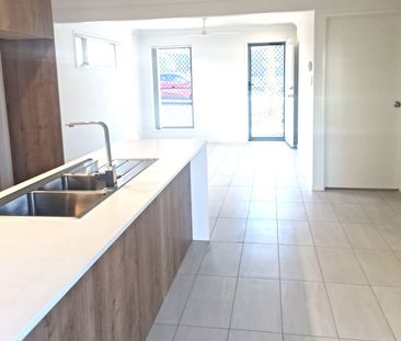 AVAILABLE 16/01/26 - 3 BEDROOM 2 BATH TOWNHOUSE WITH DUCTED AIR - Photo 3