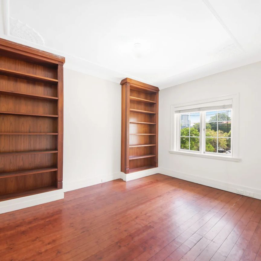 Spacious Character Home with Sweeping Harbour and City Views - Photo 1