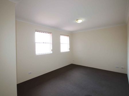 Courtyard comfort meets unbeatable convenience - Photo 4