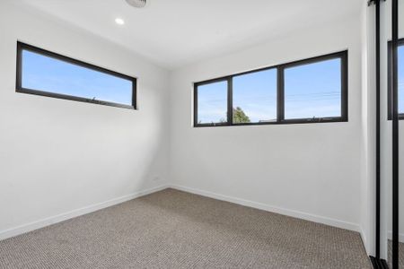 Designer Living in the Heart of Altona North - Photo 3