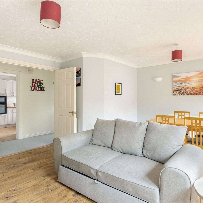A well presented three bedroom home with garden and garage - Photo 1