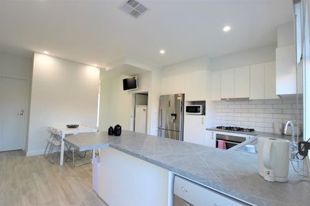 6-bedroom shared house / townhouse, Fifth Street - Photo 3