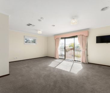 Spacious 6-Bedroom Family Home in Studley Park Estate - Photo 6