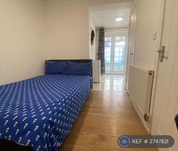 1 bedroom in a house share to rent - Photo 2