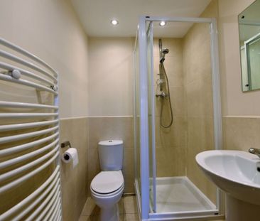 2 bedroom Flat in Alleon Court, Low Lane - Photo 4