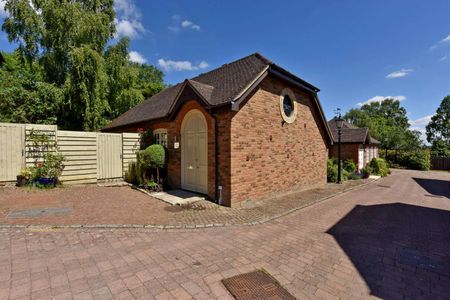 Stunning detached home in an exclusive development of just 8 homes. With 2 allocated parking spaces and courtyard gardens - Photo 3