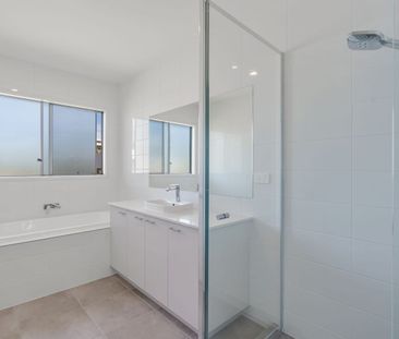 NEAR NEW - Spacious and Stylish 5-Bedroom Family Home in Carseldine - Photo 4