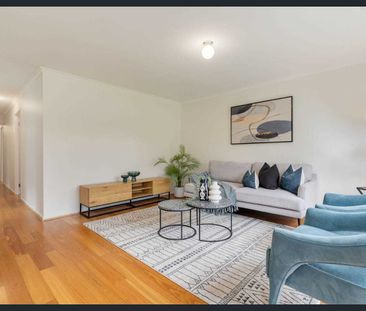 Cosy Family Home in a Prime Craigieburn Location - Photo 2