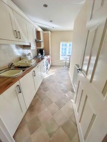 2 bedroom mews to rent - Photo 5