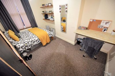 4 bedroom House in Cardigan Lane, Leeds - Photo 4