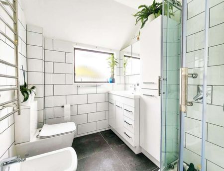 Two Bedroom Modern Townhouse - Photo 4
