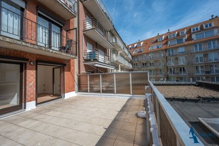 Ruim 2-slaapkamer appartement. Rustig én centraal gelegen aan de voet van het Zoute nabij de H. Hartkerk. Open zicht. - Photo 2