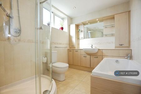 4 bedroom detached house to rent - Photo 4