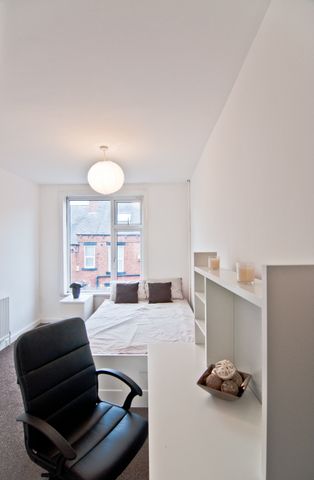 4 Bedroom Terraced House - Photo 3