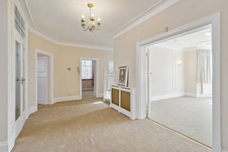 5 bedroom house in London - Photo 4