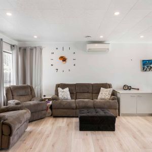 Great Fully Renovated House - Safe and Secure - Photo 2